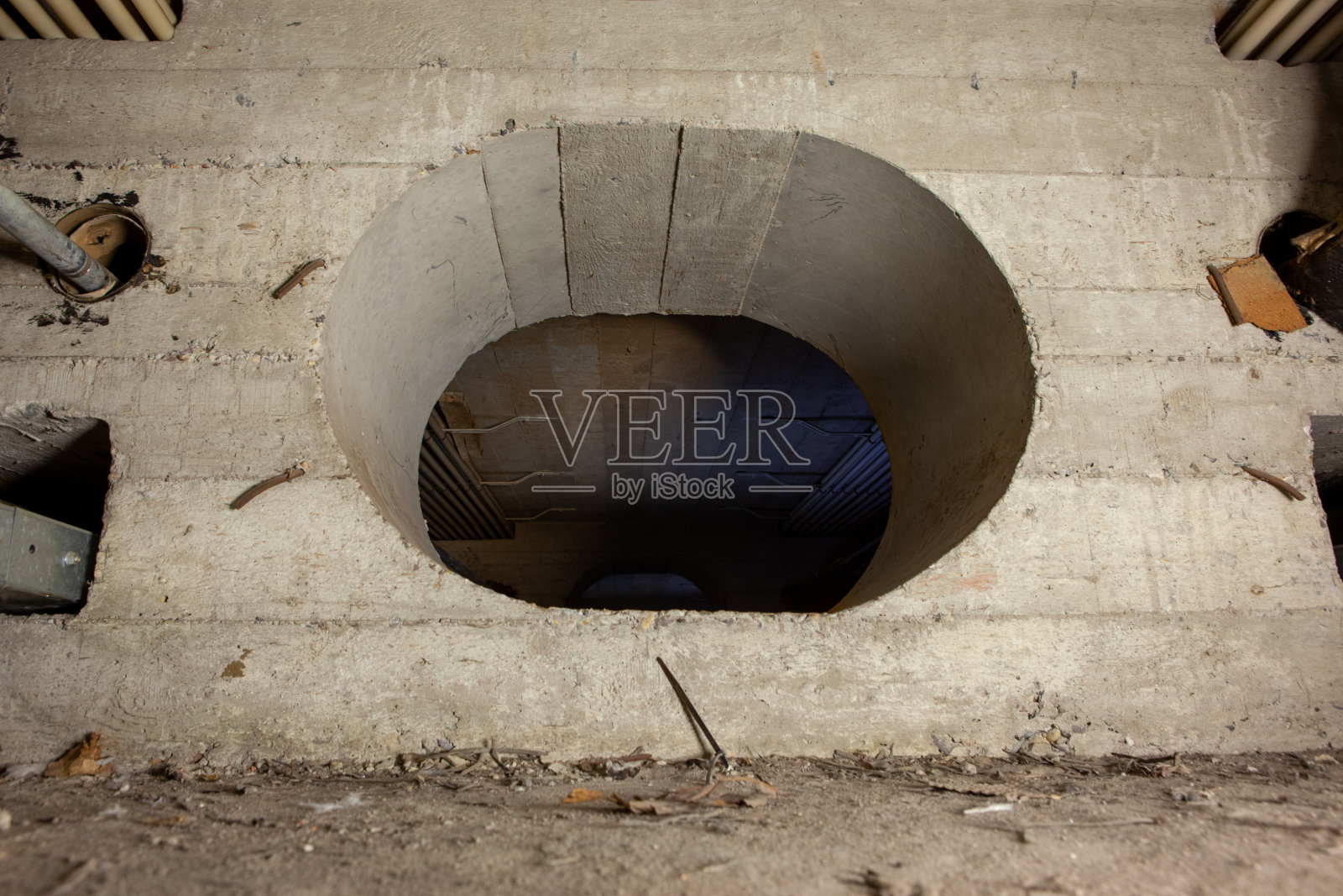 在地窖里有一个椭圆形的通道照片摄影图片