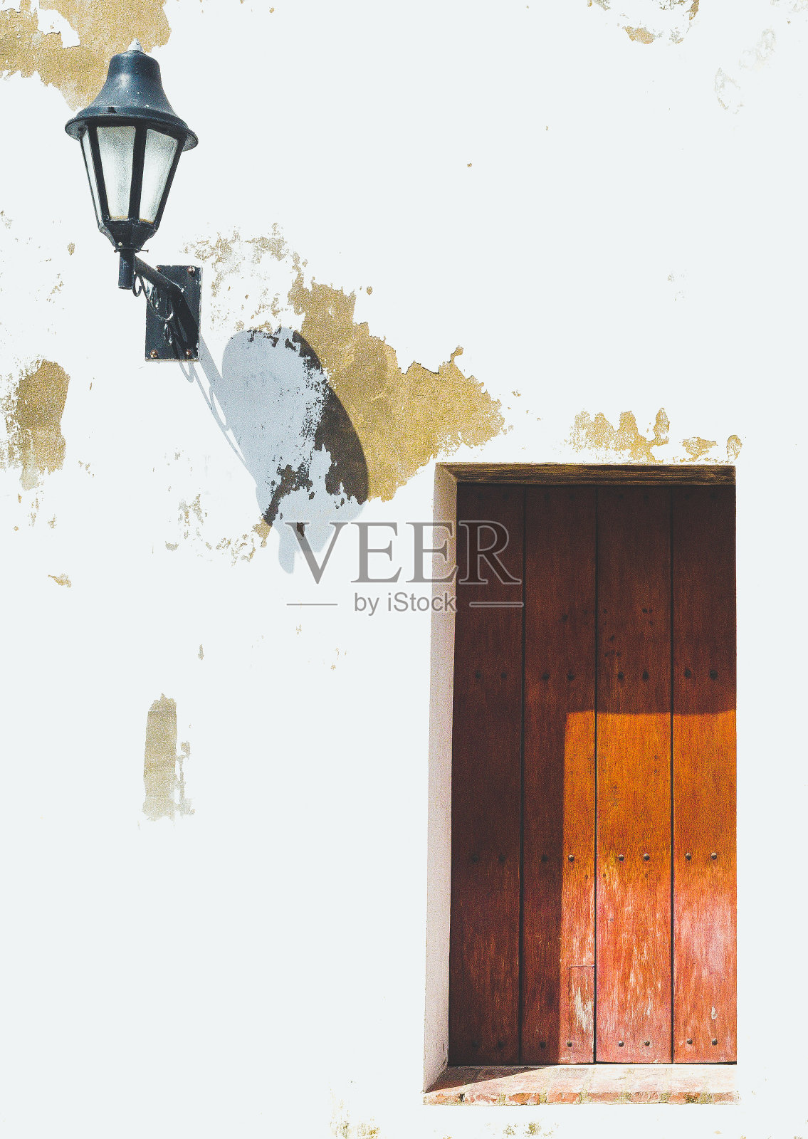 纹理和门，殖民建筑，哥伦比亚卡塔赫纳老城风化和磨损的门照片摄影图片