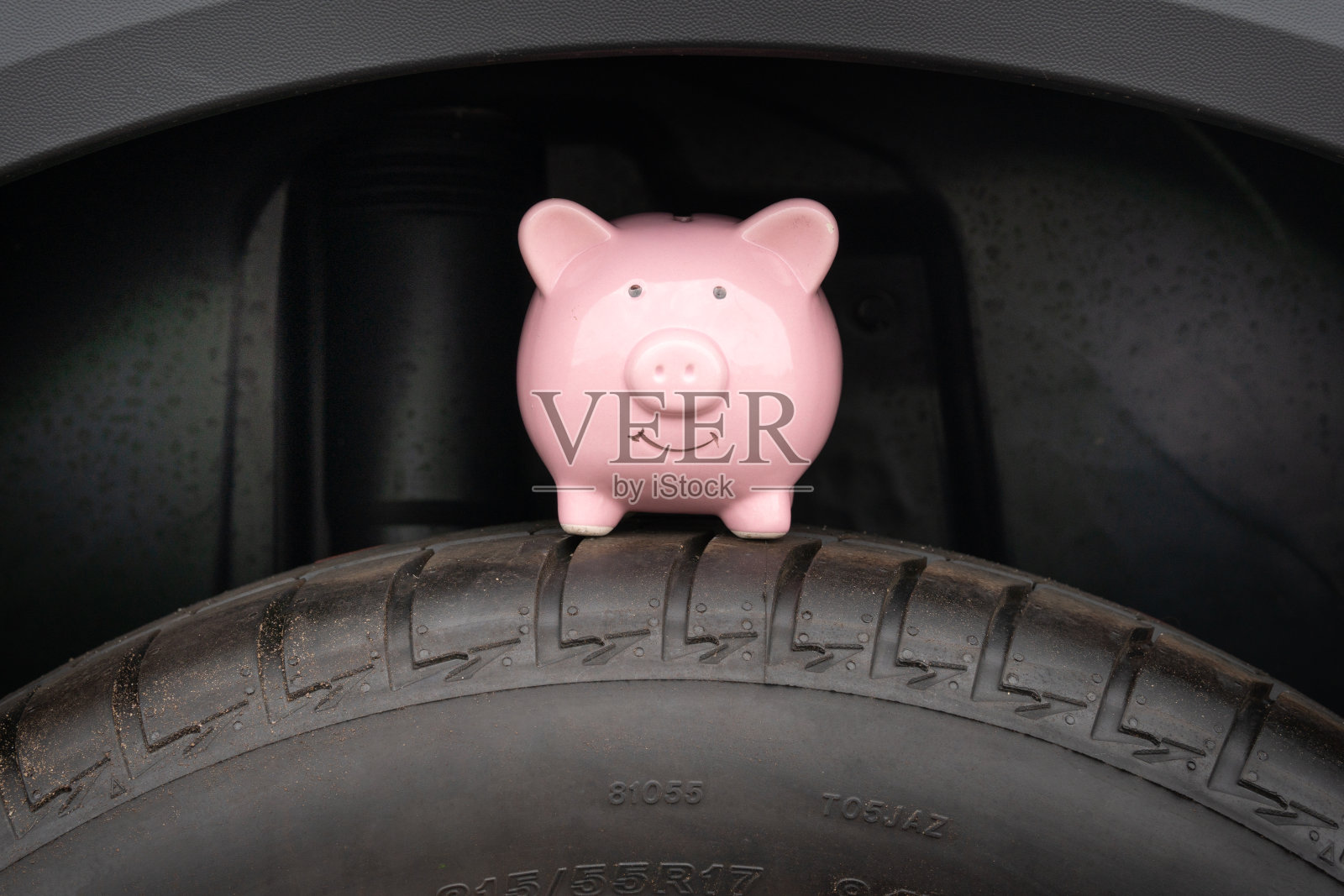 存钱罐放在车胎上照片摄影图片