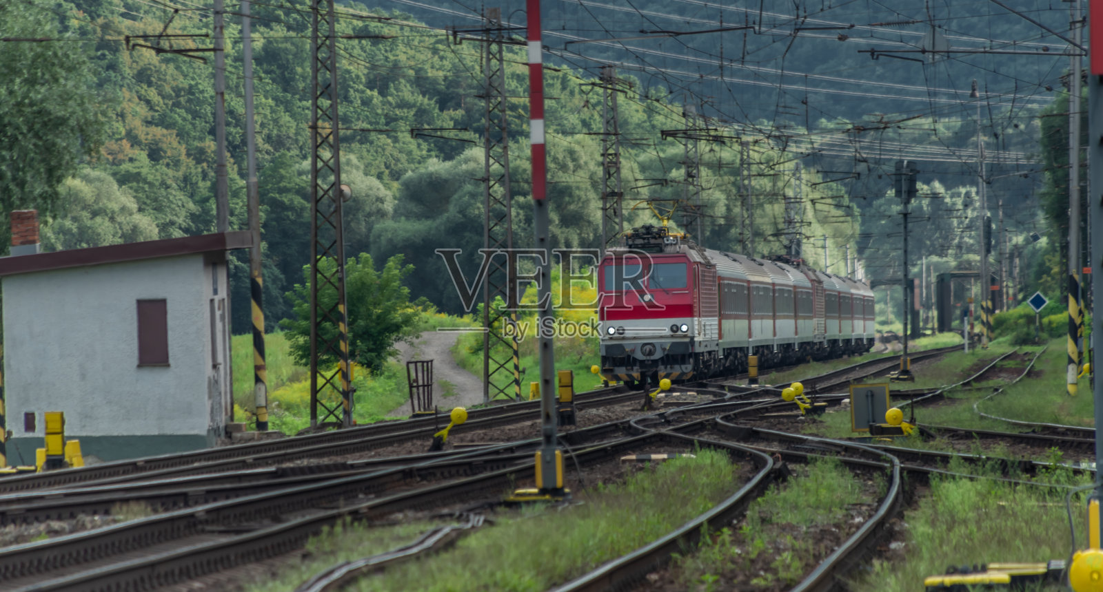 夏季客运列车配备红色电力机车和客运车厢照片摄影图片