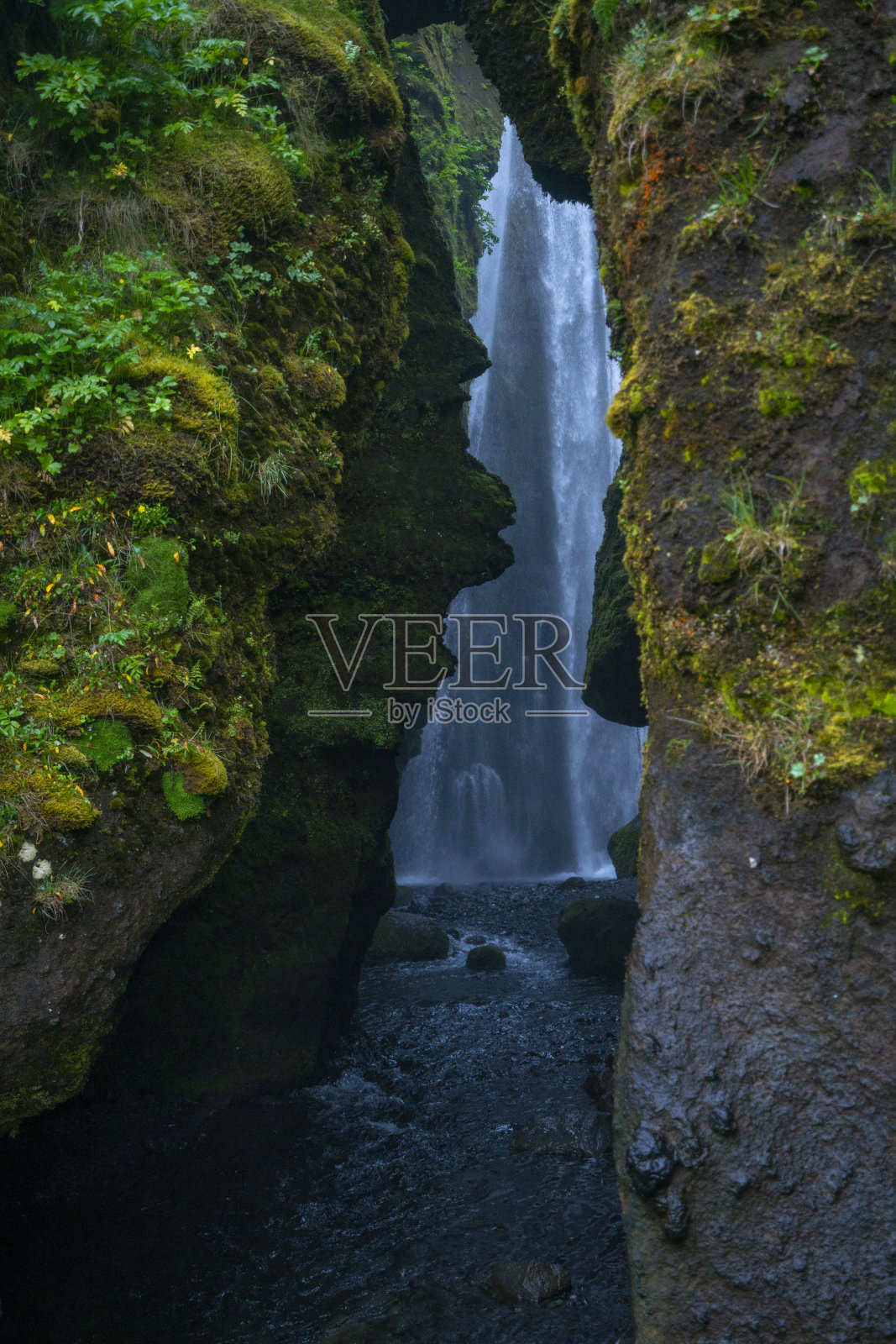 入口的瀑布Gljúfrabúi，就像躲在冰岛的一个大岩石后面的洞穴照片摄影图片