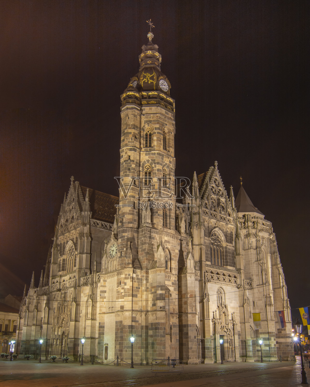 圣伊丽莎白大教堂的夜晚。科希策哥特式大教堂。斯洛伐克。照片摄影图片