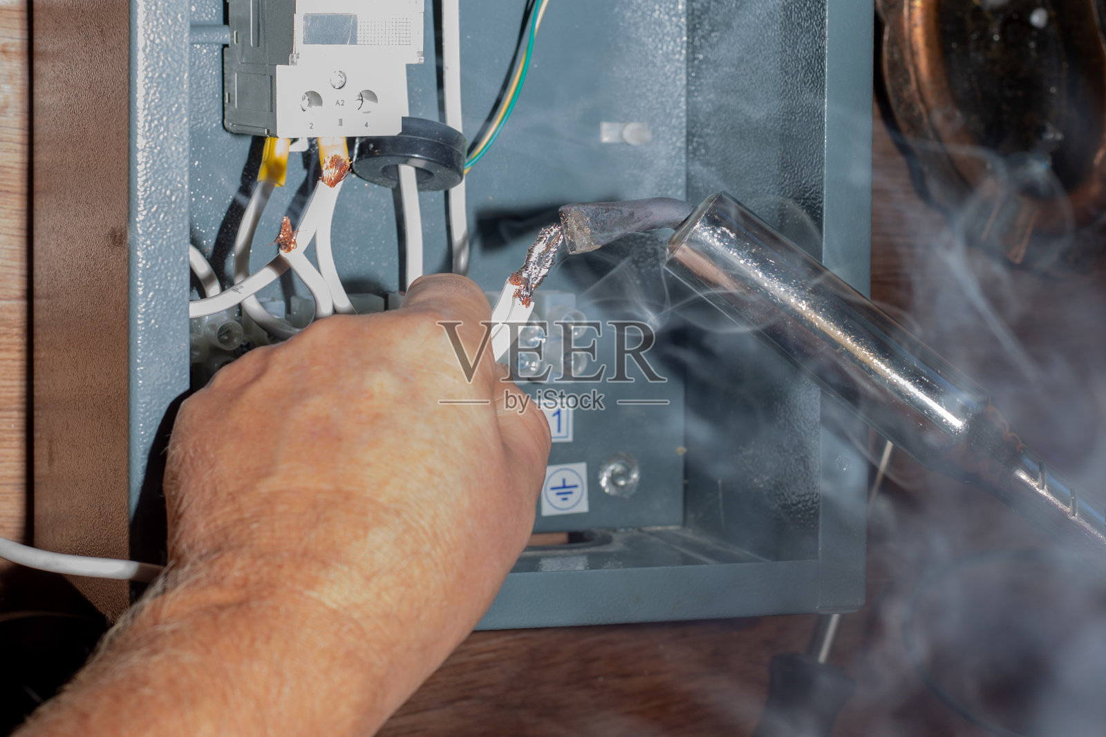 农舍加热系统电路元件的焊接照片摄影图片