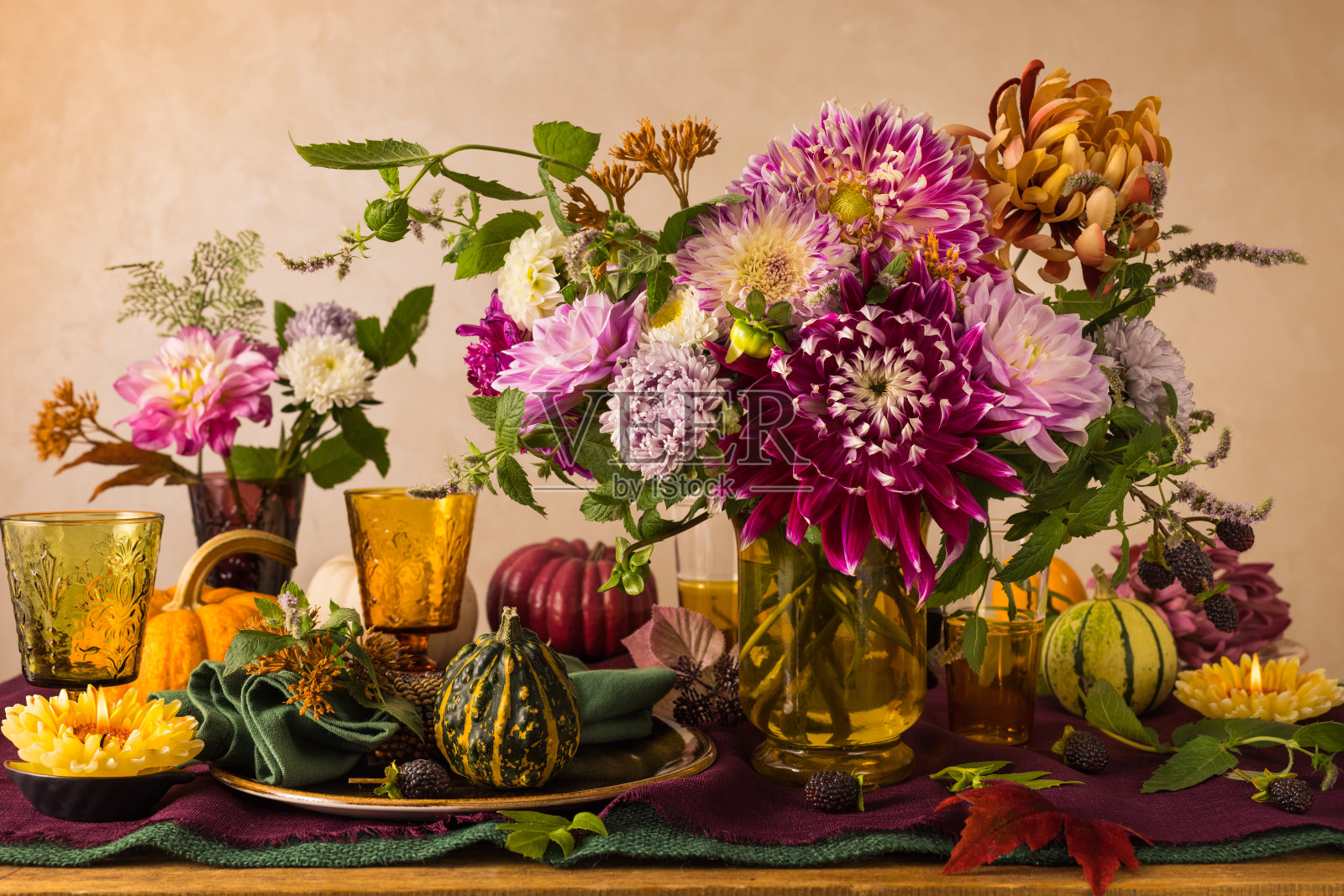 感恩节餐桌布置。照片摄影图片