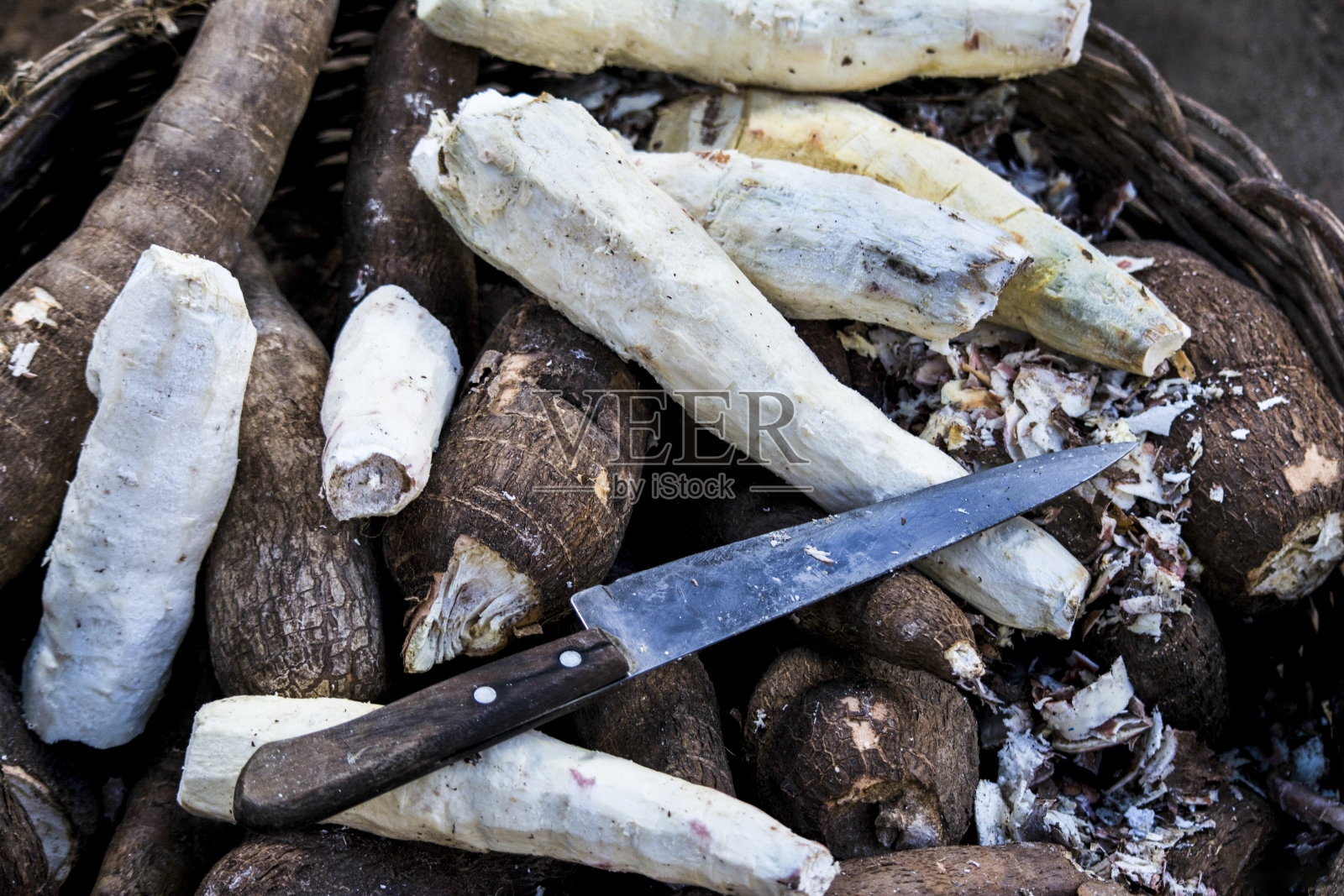 水果，蔬菜，香料，蔬菜和根在开放市场在卡马卡里市出售。照片摄影图片