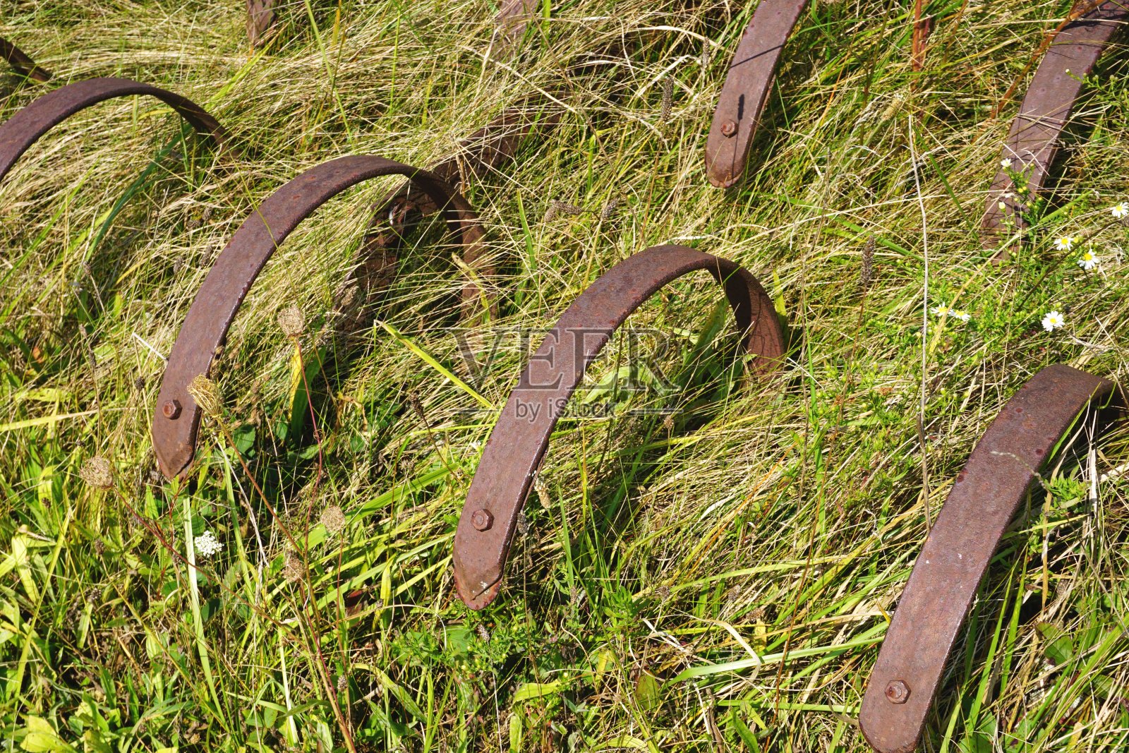 锈迹斑斑的古董农用机械的特写细节长满了草照片摄影图片
