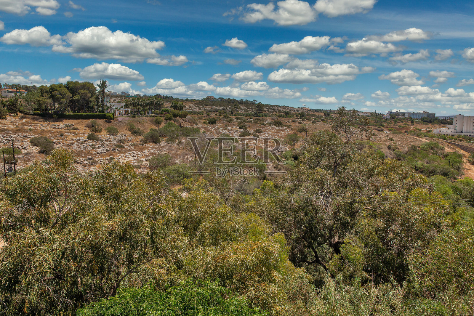 有花园和阿吉俄斯Epiphanios教堂的景观。艾伊亚纳帕,塞浦路斯。照片摄影图片