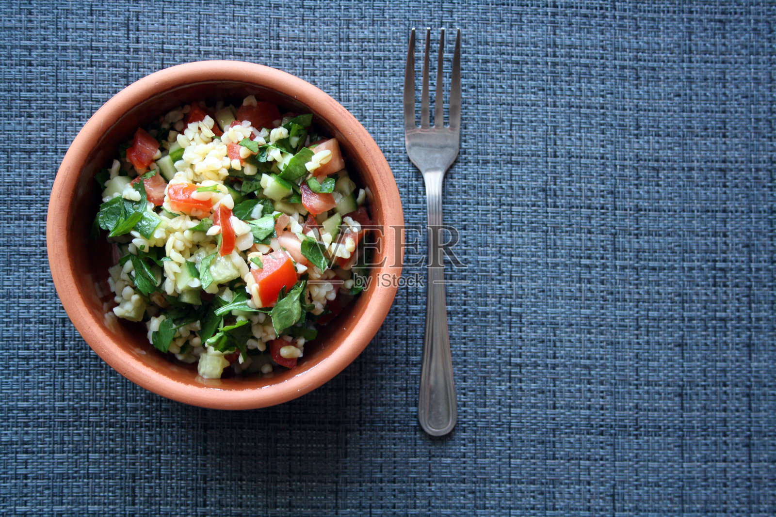 一碗传统的阿拉伯塔博勒沙拉。照片摄影图片