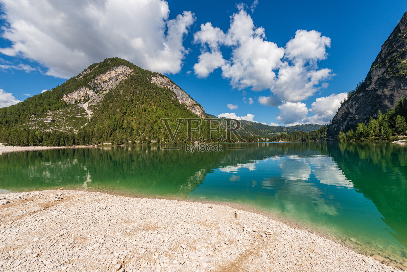 布雷斯湖或普拉泽野生湖-意大利特伦蒂诺的小高山湖泊照片摄影图片