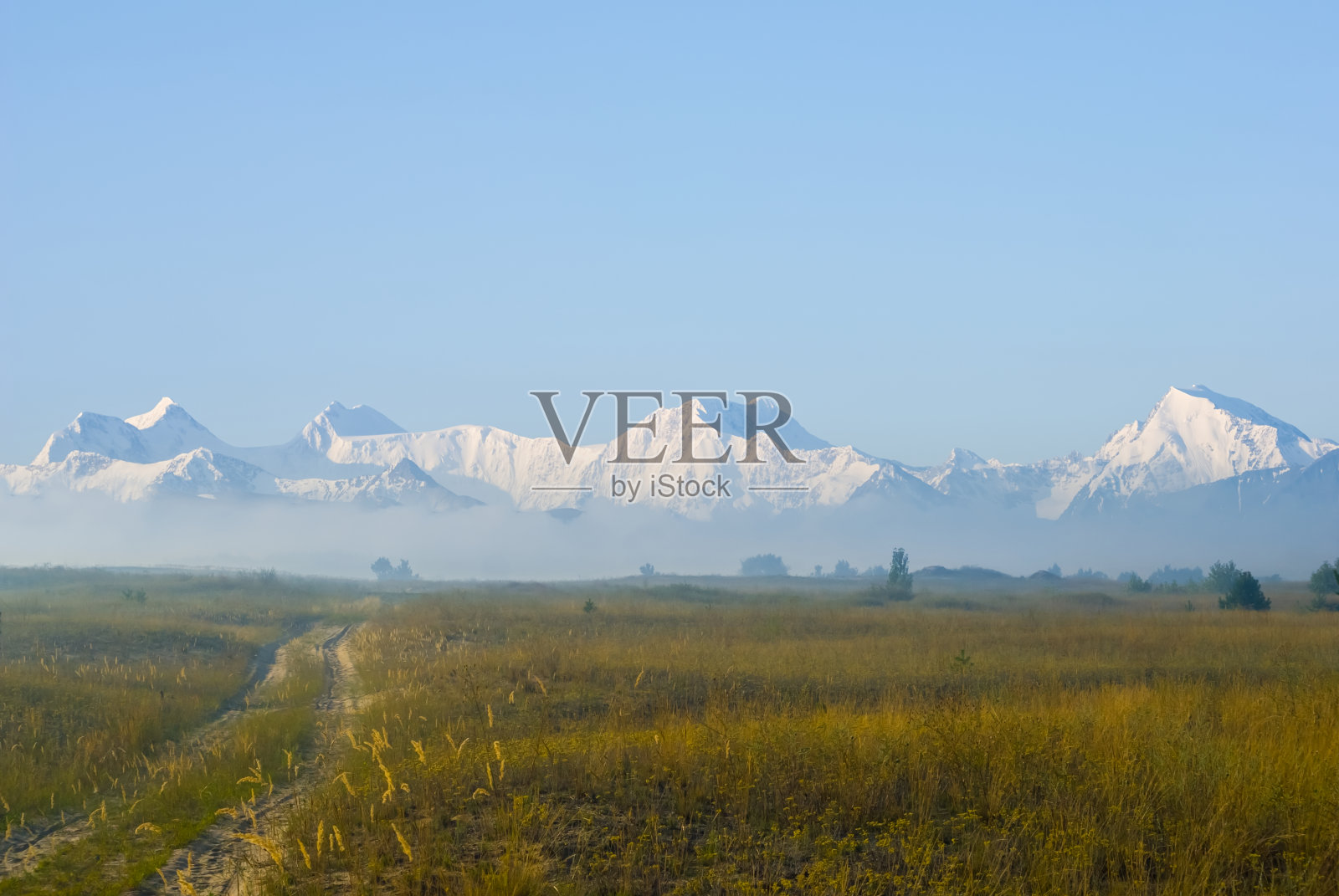 山脉山谷，草原密布照片摄影图片