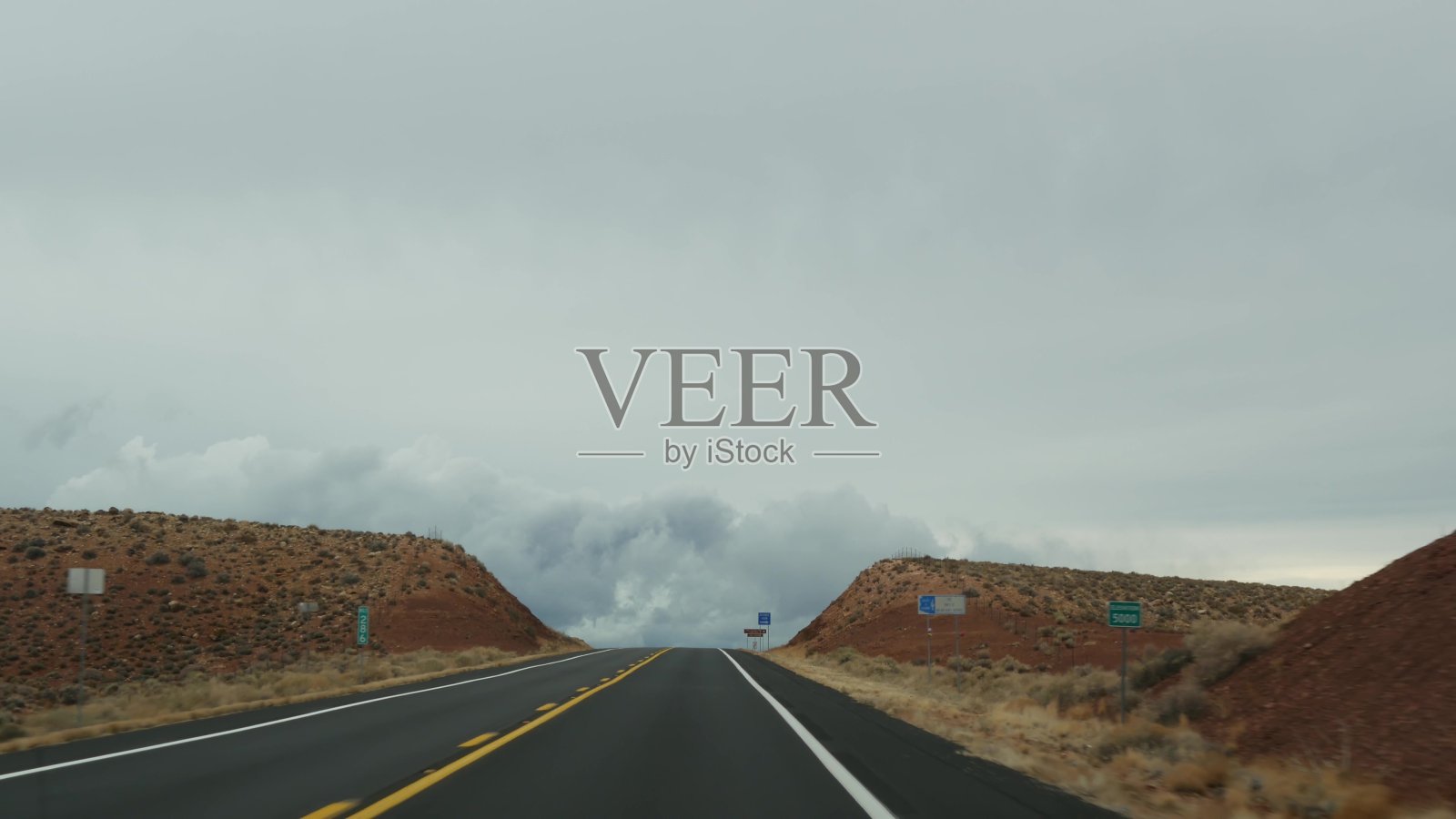 自驾游到美国亚利桑那州大峡谷，自犹他州开车。89号公路。在美国搭便车旅行，当地旅行，狂野的西部印第安人的土地平静的气氛。高速公路通过汽车挡风玻璃照片摄影图片