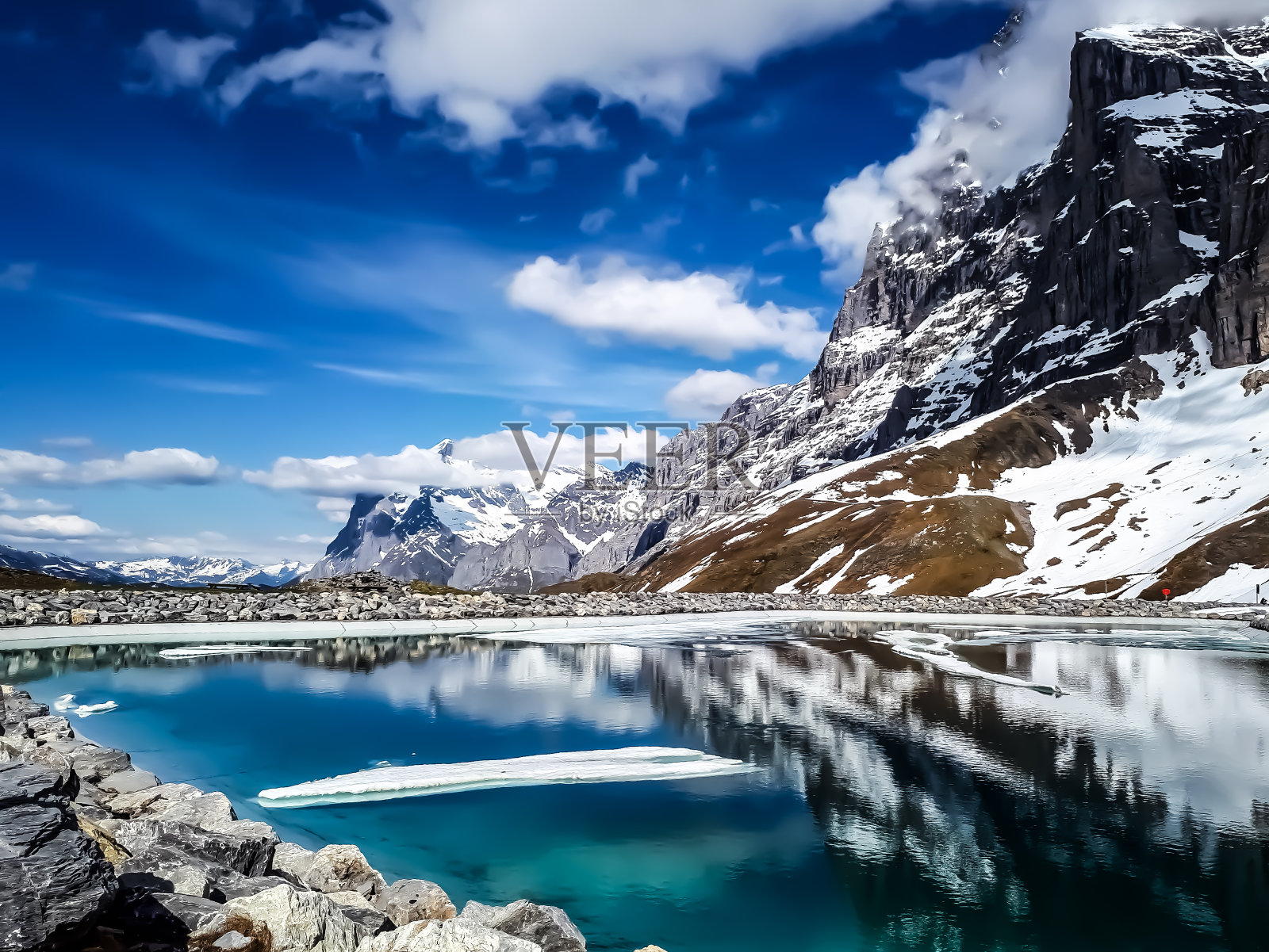 瑞士的阿尔卑斯山，有风景优美的山湖照片摄影图片