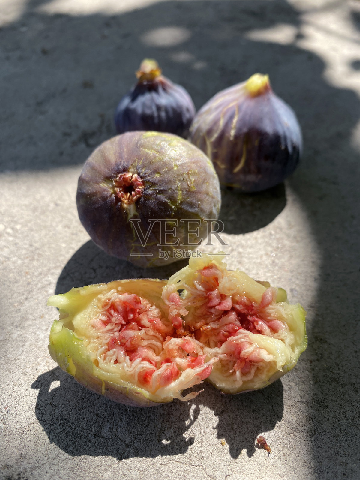 刚从无花果树上摘下来的成熟无花果照片摄影图片