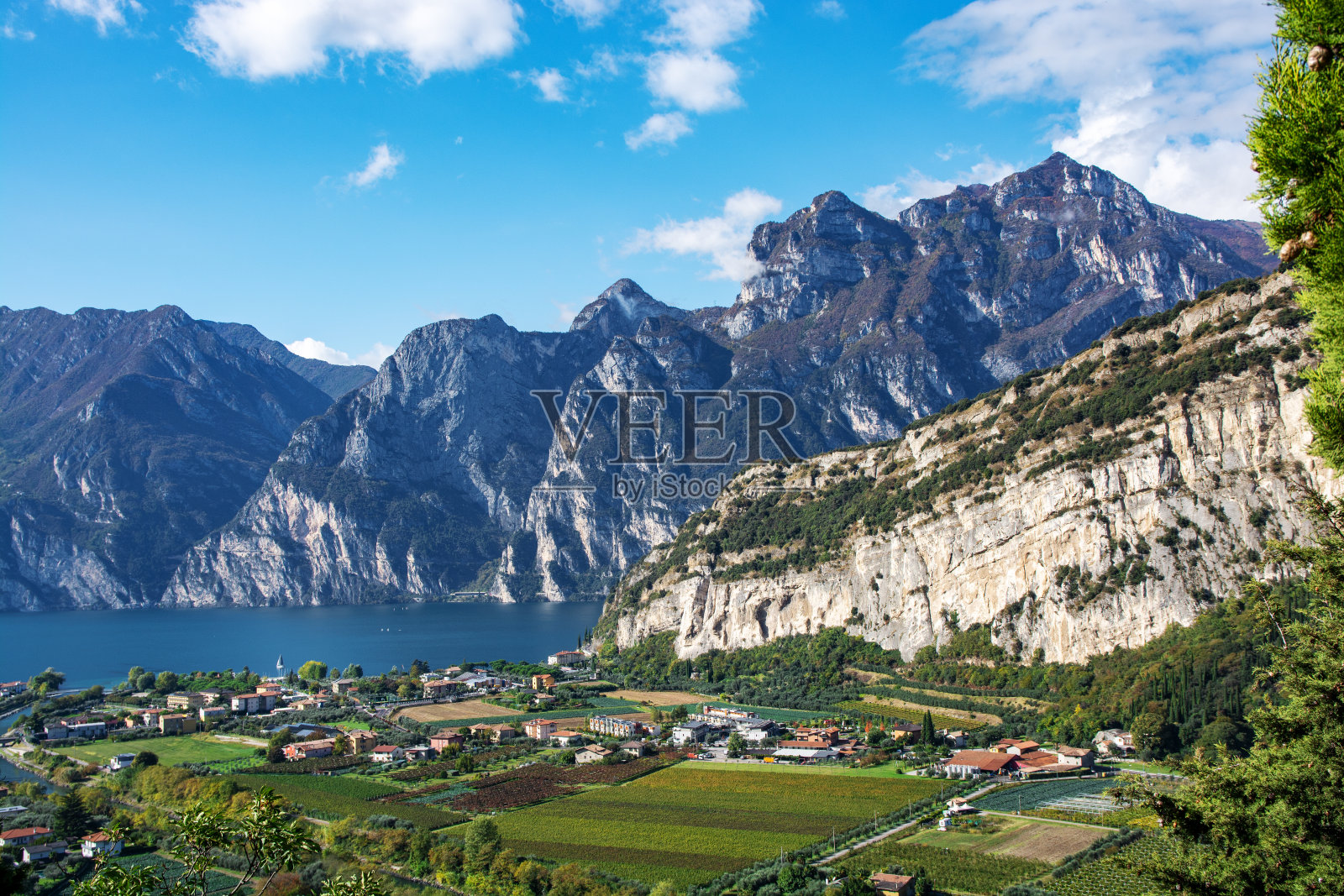 在阳光明媚的日子里，从蒙特布里奥尼到加尔达湖北岸的景色照片摄影图片