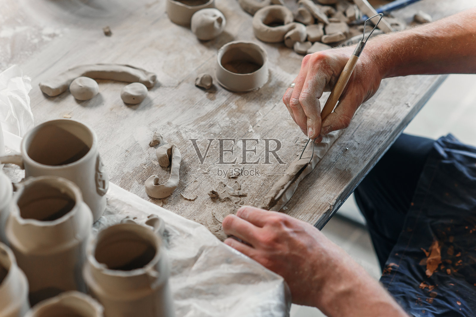 男性陶工与粘土工作。艺术作品的概念。照片摄影图片