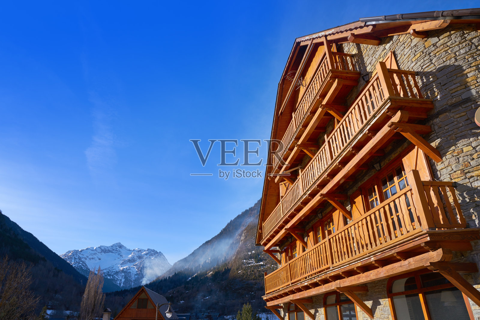 加泰罗尼亚里里达的阿蒂村教堂照片摄影图片