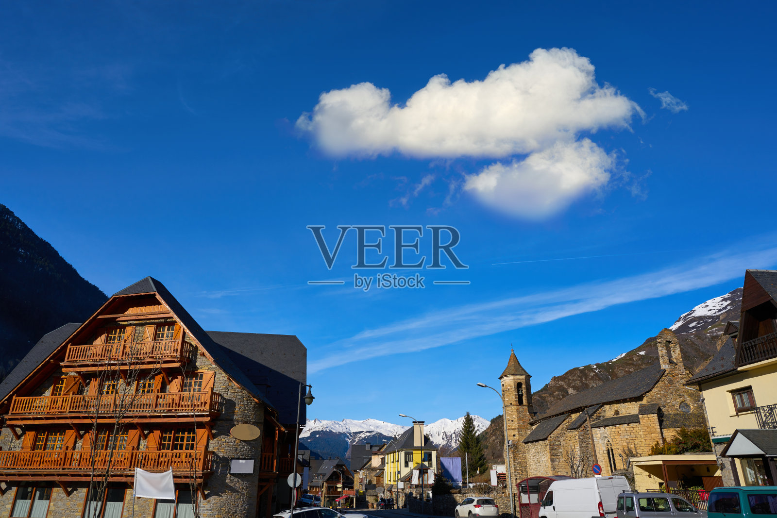 加泰罗尼亚里里达的阿蒂村教堂照片摄影图片