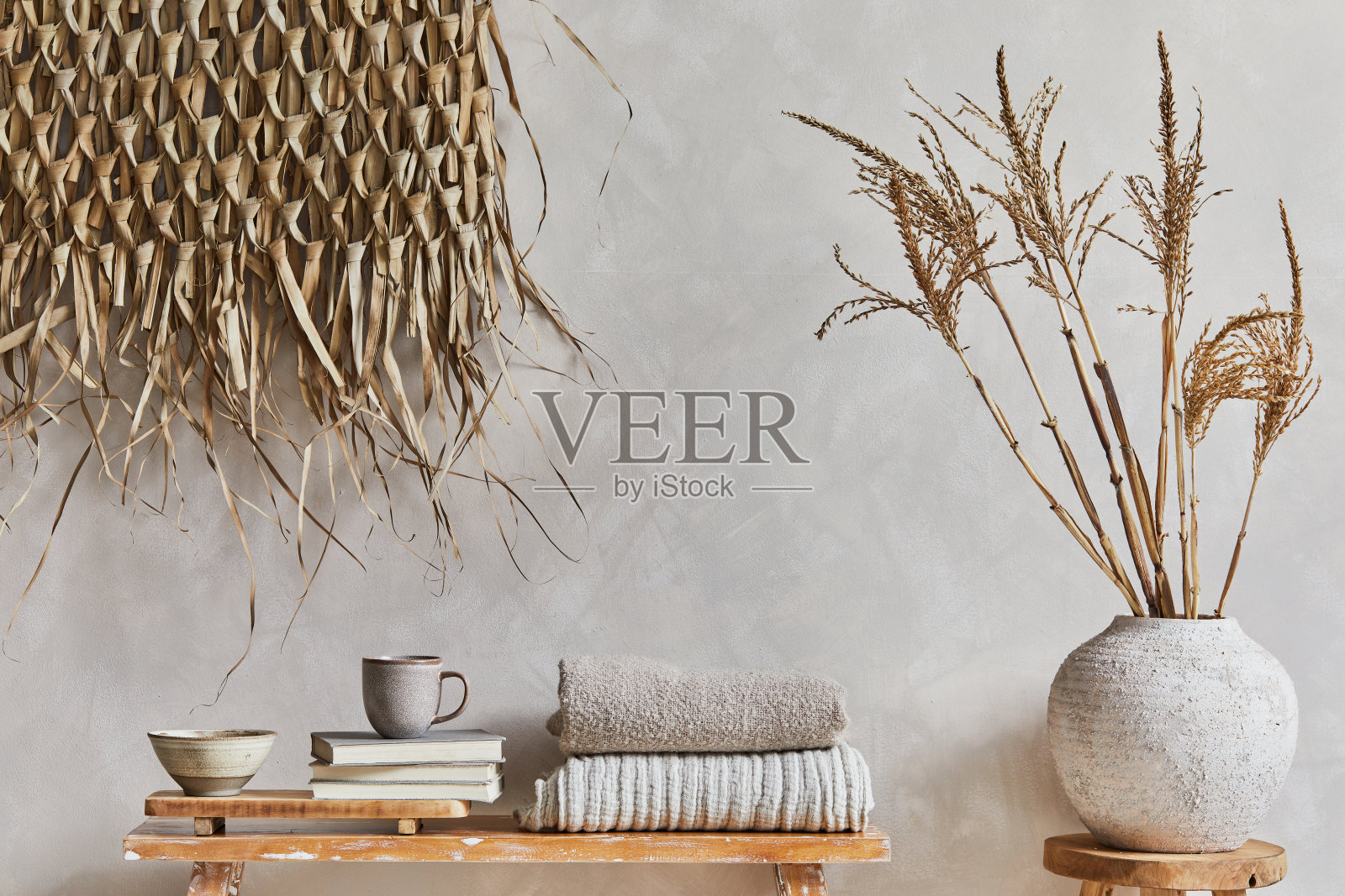 客厅内部的时尚构图与复制空间，复古风格的长凳，粘土花瓶和陶器。乡村的灵感。夏天的氛围。米色墙。模板。照片摄影图片