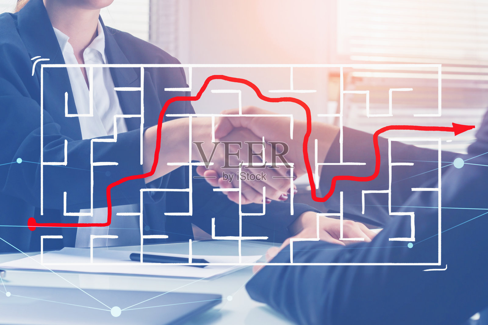 在做了教授之后，商人和女商人握手照片摄影图片