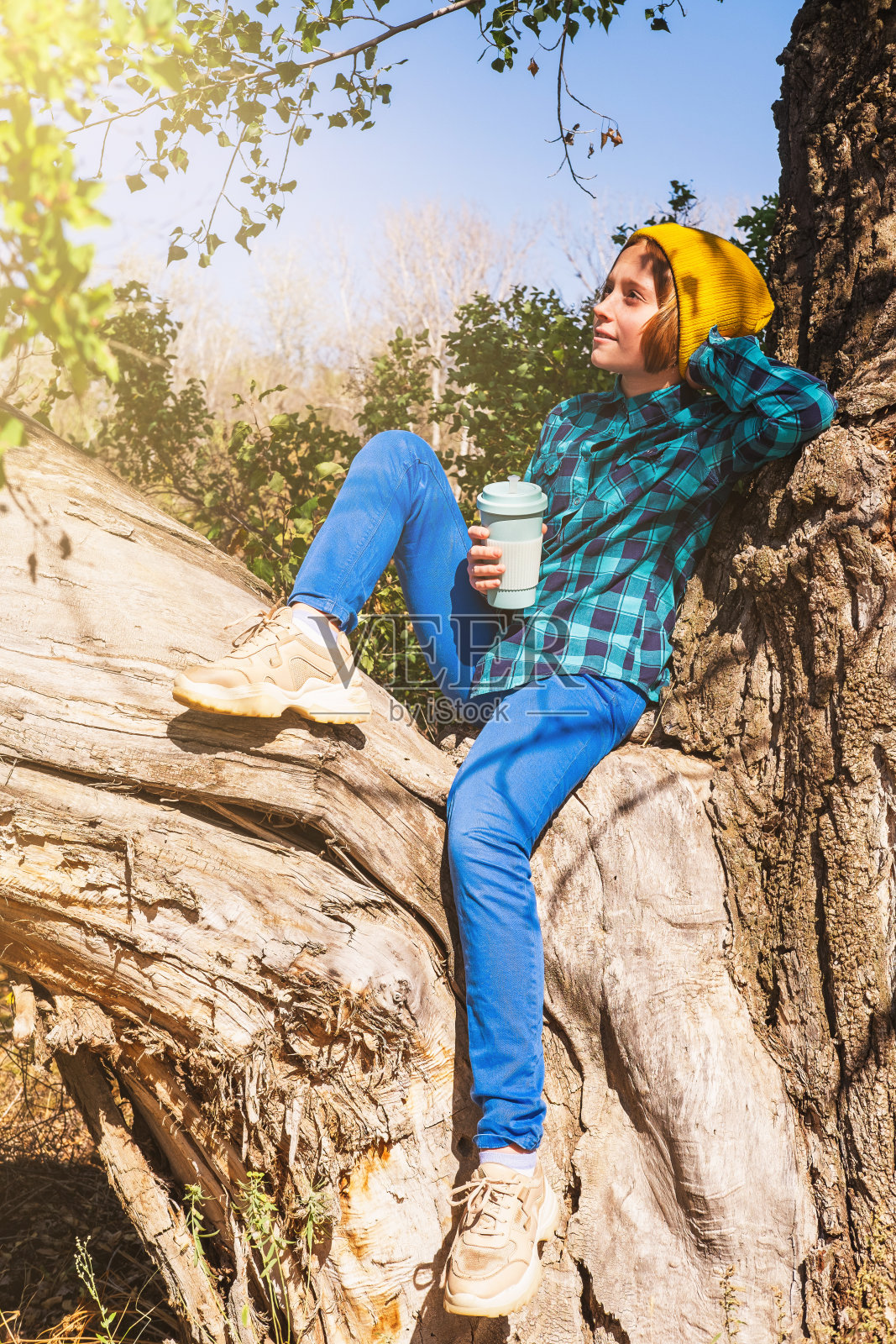 红发美女在用环保杯喝茶照片摄影图片