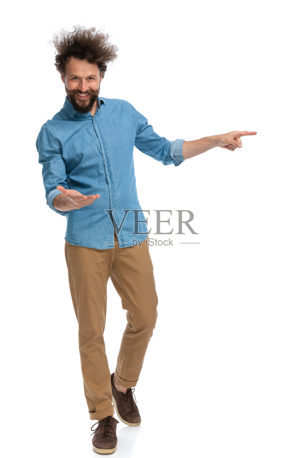 随意的男人问候某人，然后指着旁边的人照片摄影图片