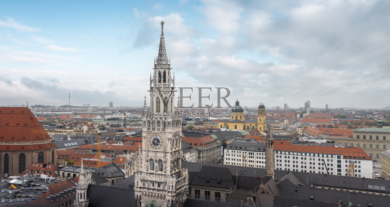 新市政厅(Neues Rathaus)钟塔和慕尼黑鸟瞰图-慕尼黑，巴伐利亚，德国照片摄影图片