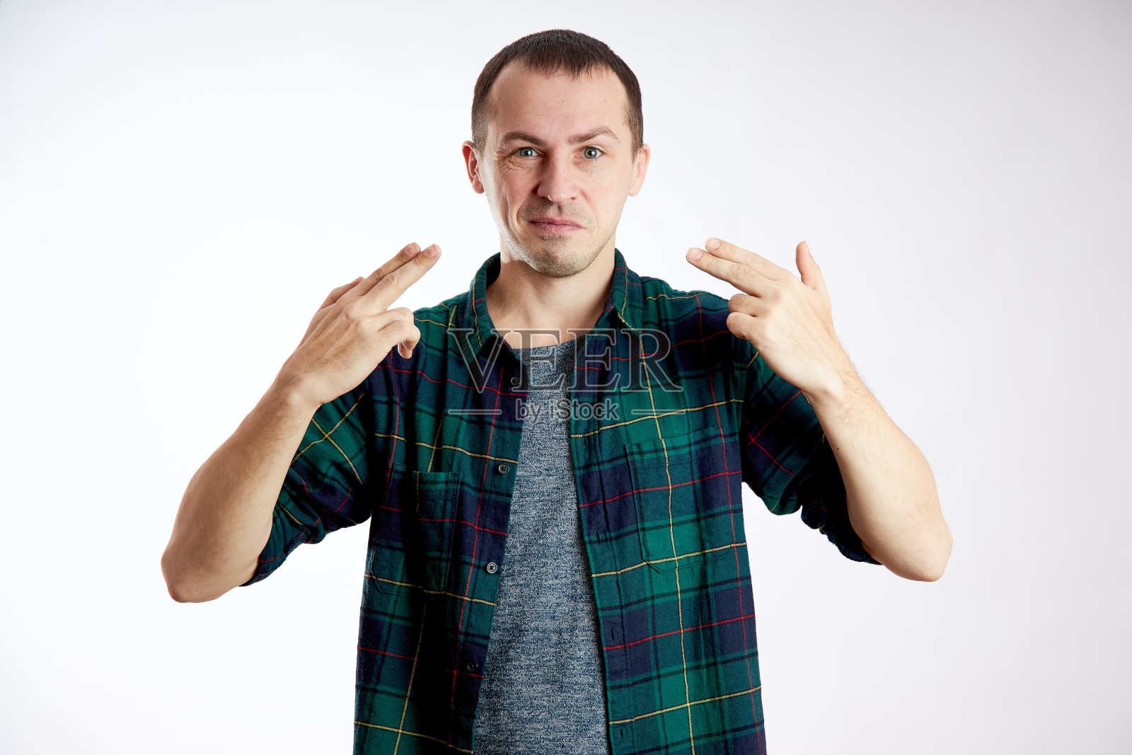 这家伙看起来很惊讶，很困惑。意想不到的情绪，困惑和震惊的男人照片摄影图片