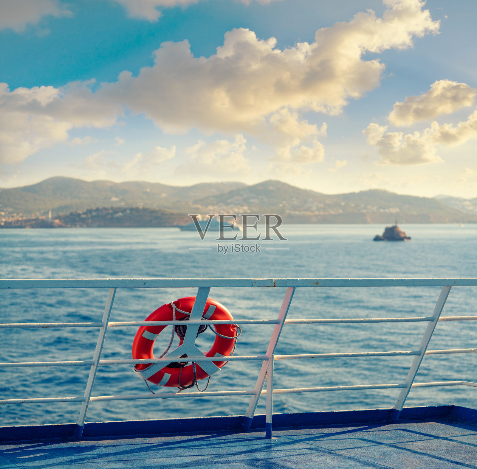 伊比沙岛带圆形浮标的渡轮栏杆照片摄影图片