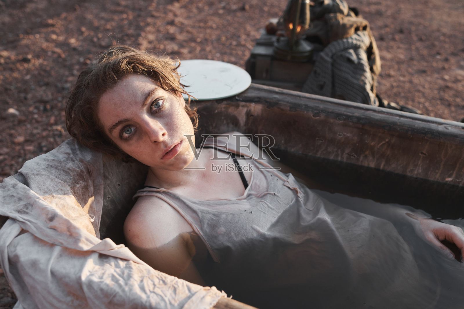 女人在户外洗澡照片摄影图片