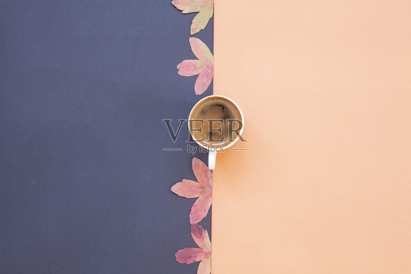 俯视图在橙黑色背景，土耳其咖啡照片摄影图片