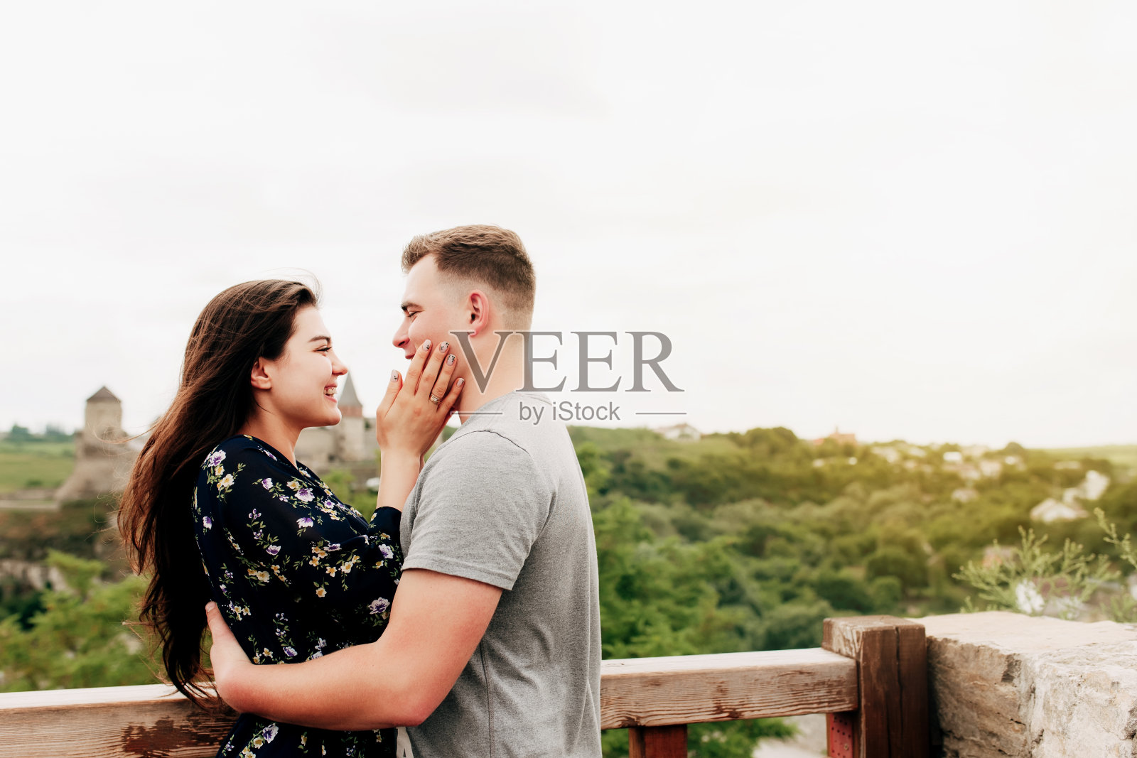 在户外放松、微笑、拥抱、亲吻的年轻白人中年夫妇照片摄影图片