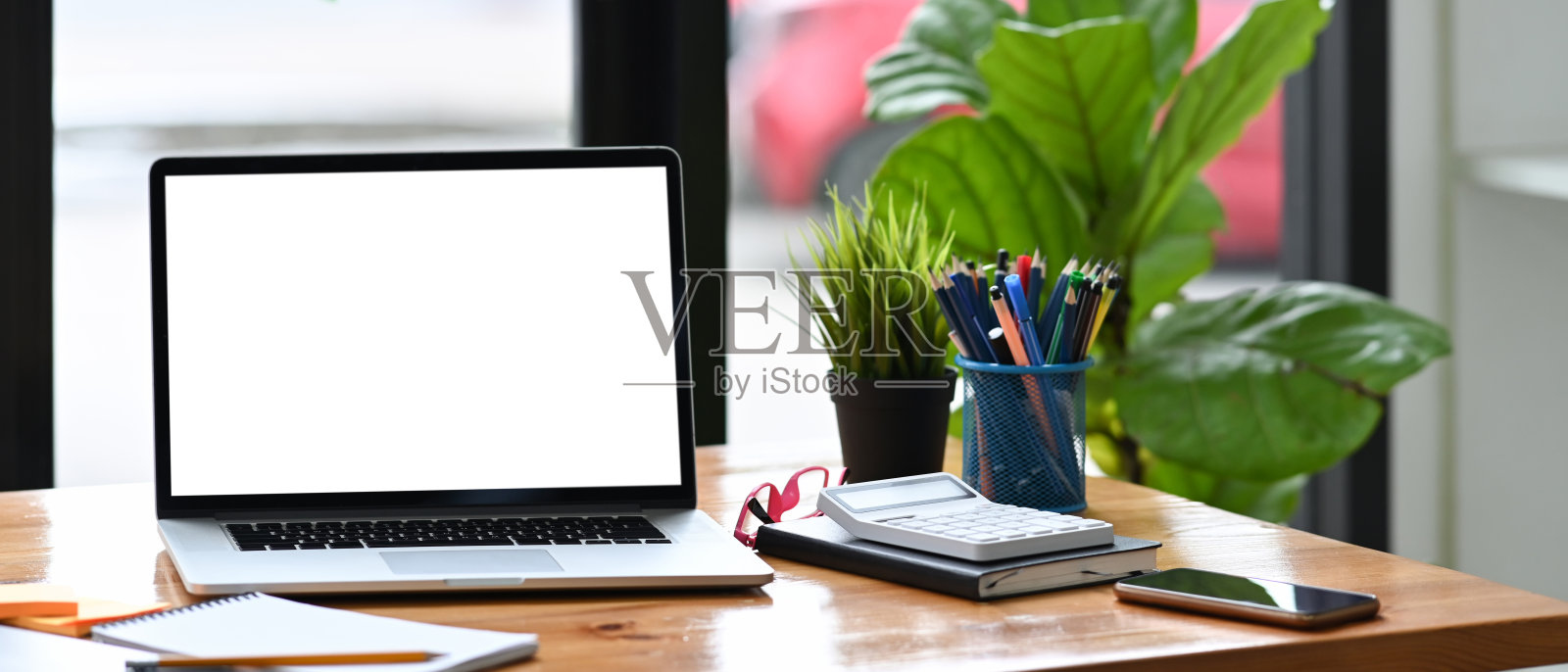 模拟电脑笔记本电脑与空显示器和办公用品在木桌。照片摄影图片