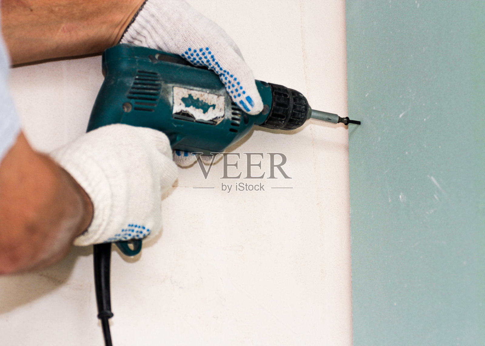 用自攻螺钉固定石膏板。照片摄影图片