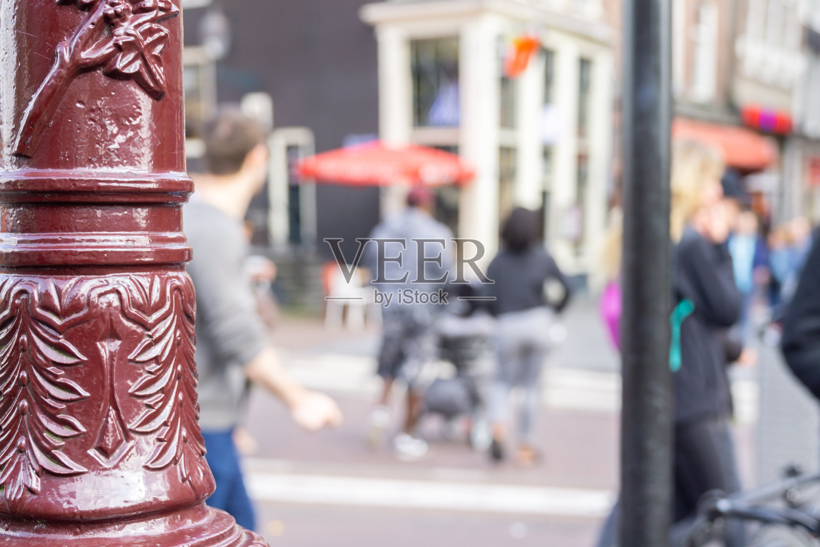 城市街道背景中华丽灯柱合拢的街景效果。照片摄影图片