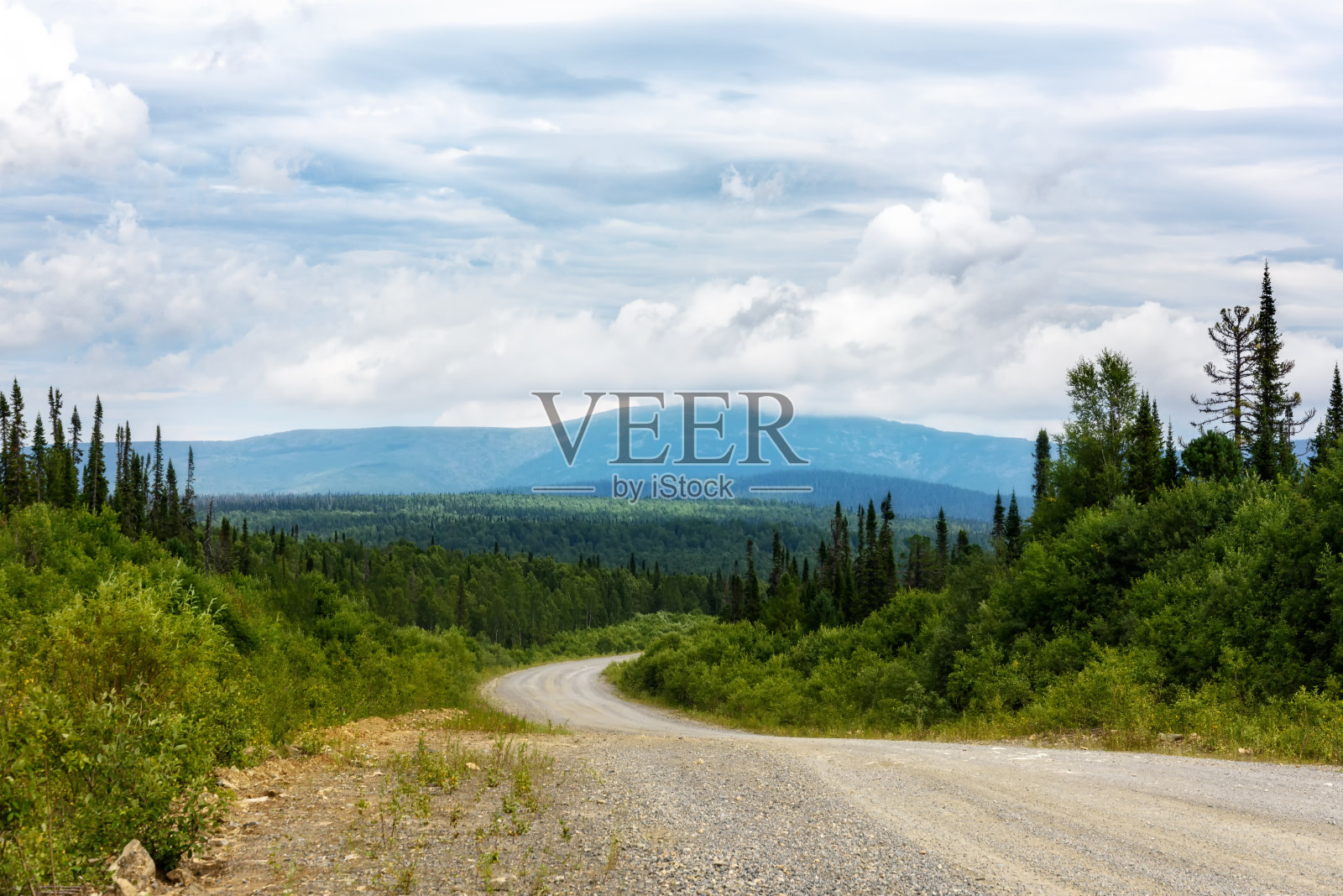 穿越山区的公路照片摄影图片