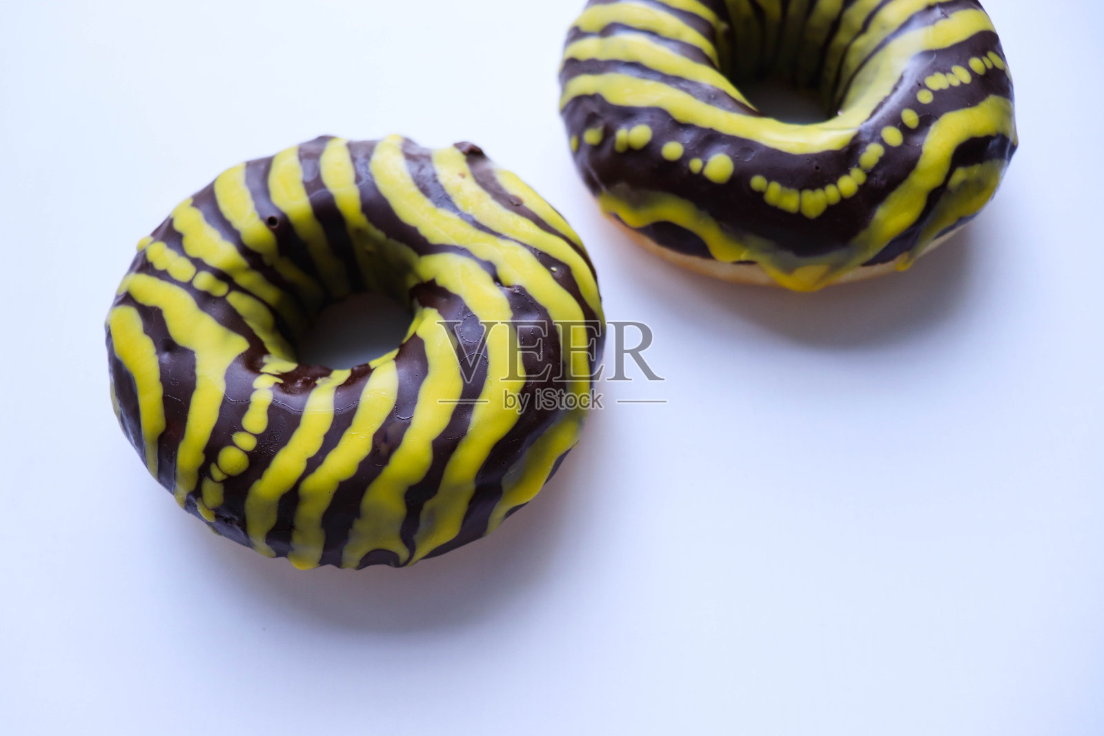 甜的甜点。带巧克力糖霜的圆形甜甜圈照片摄影图片