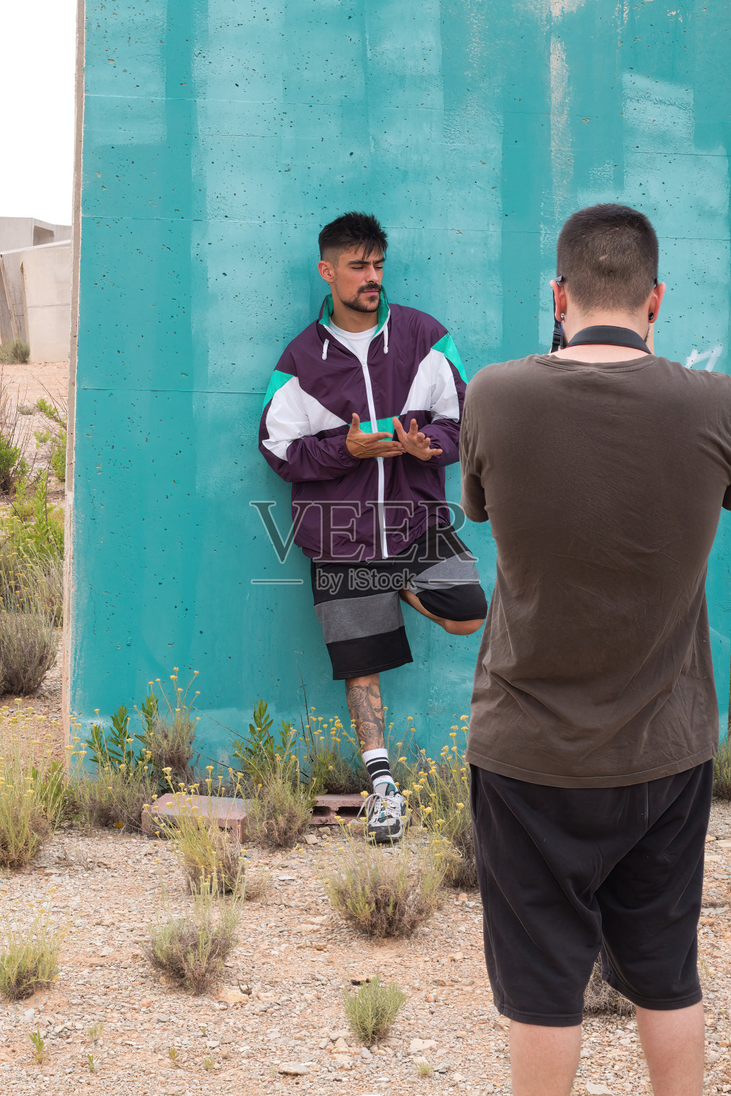 摄影师正在给一个年轻的模特拍照照片摄影图片