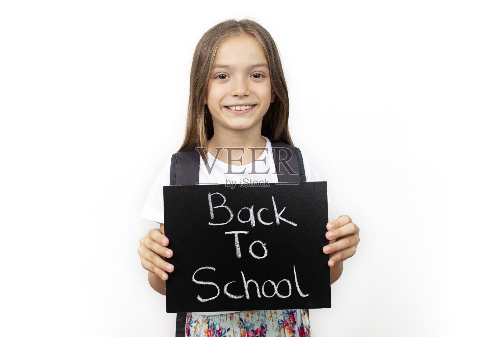 回到学校的概念，快乐微笑的女学生。教育理念，横幅，海报。照片摄影图片