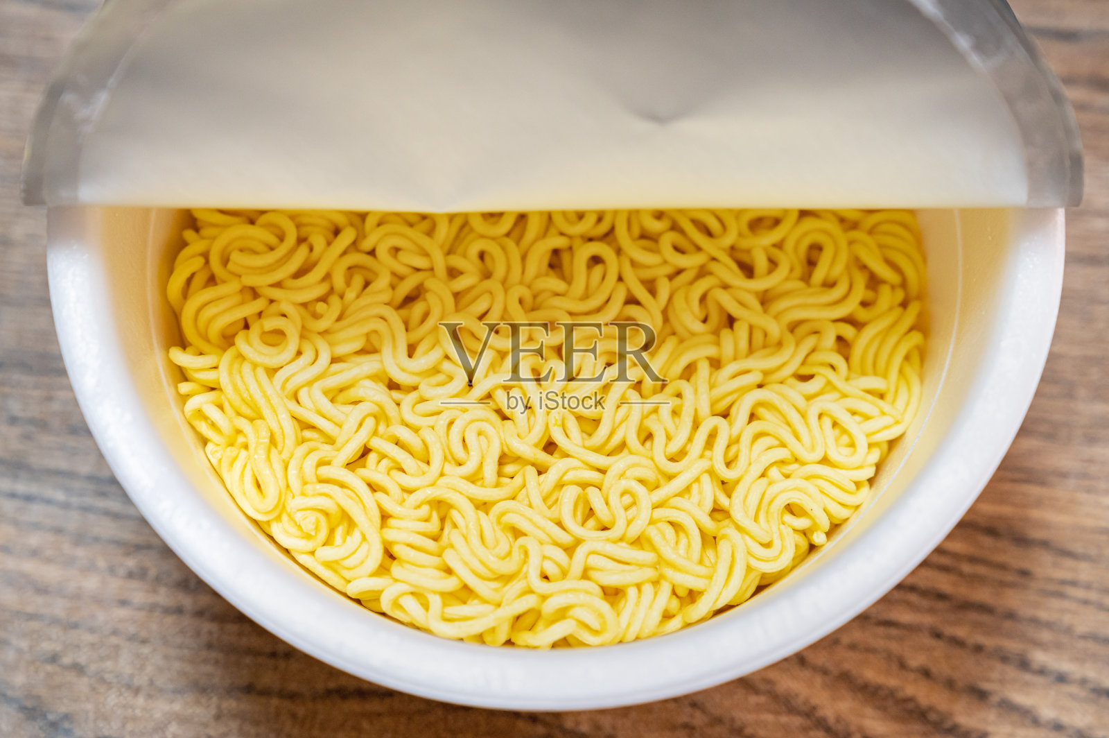 一杯日式炒面的照片。速溶食品的形象。照片摄影图片