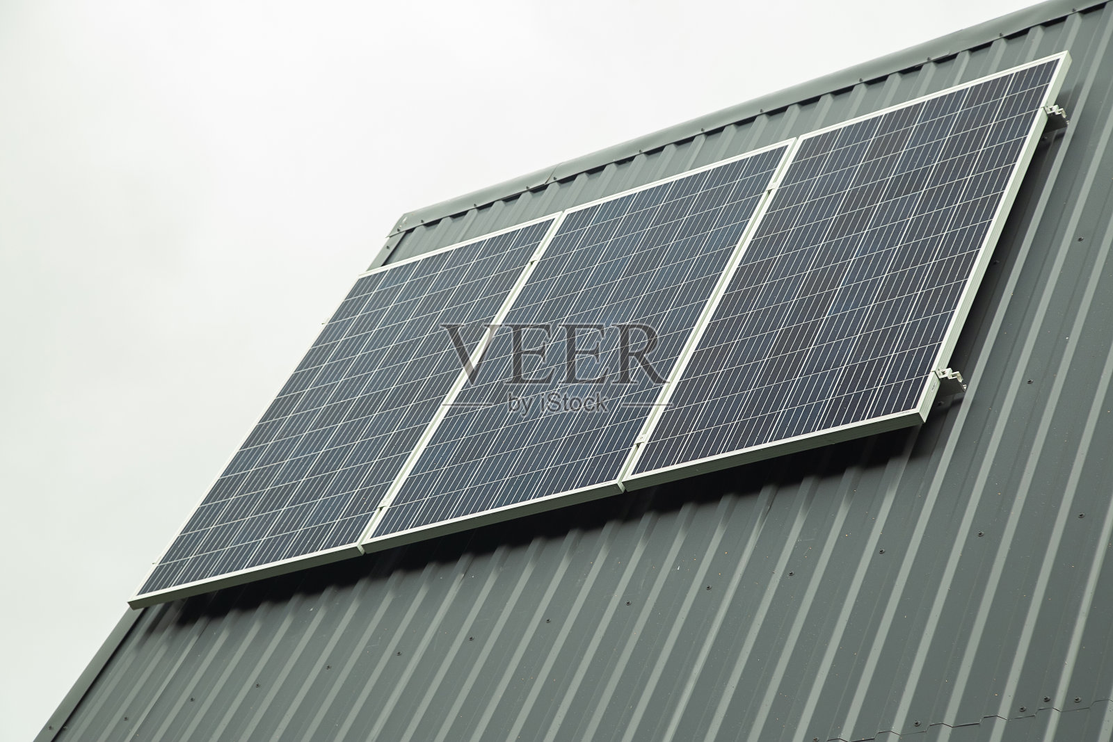 屋顶装有太阳能板的现代住宅照片摄影图片