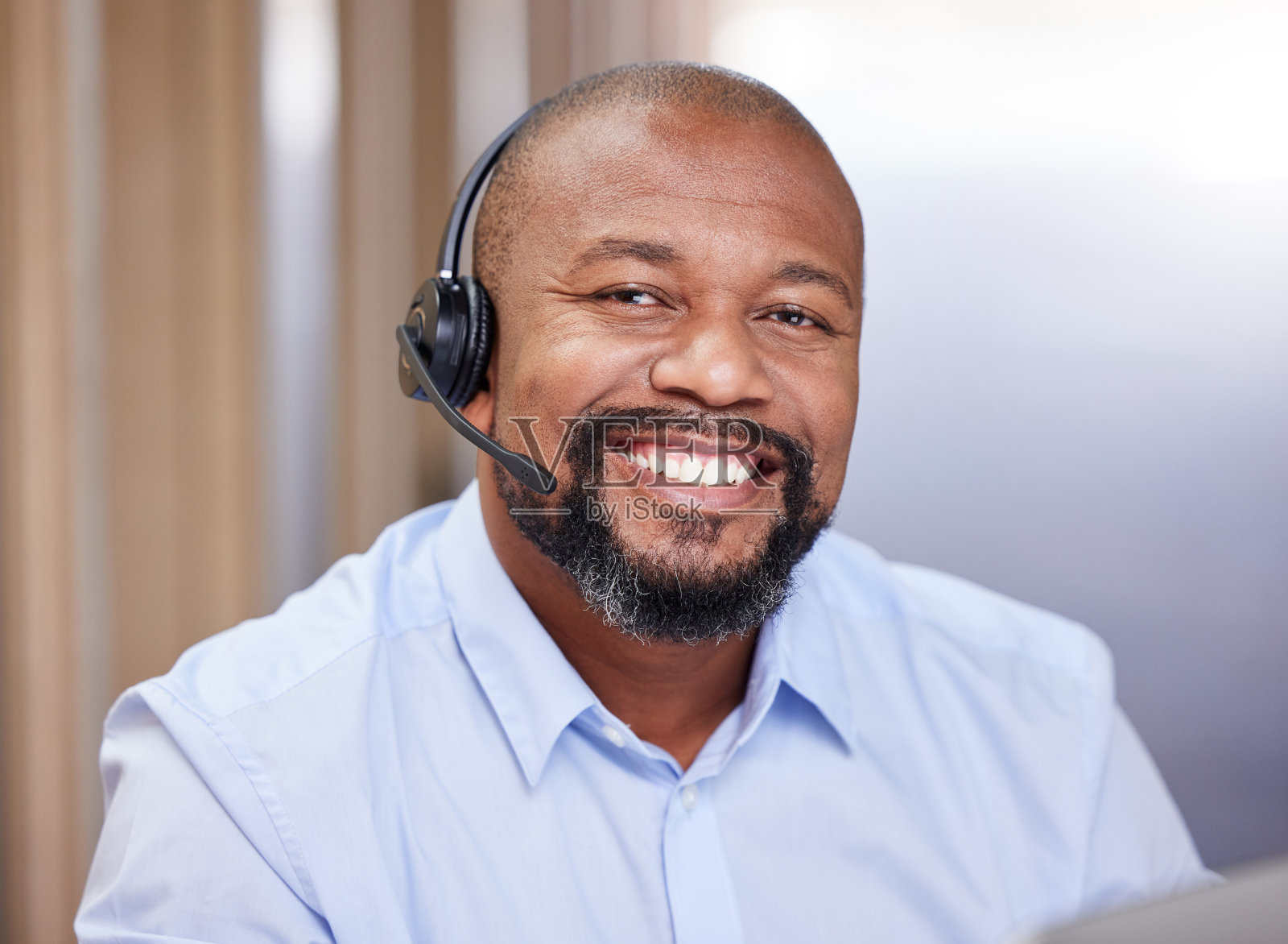 一名年轻男性呼叫中心工作人员的照片照片摄影图片