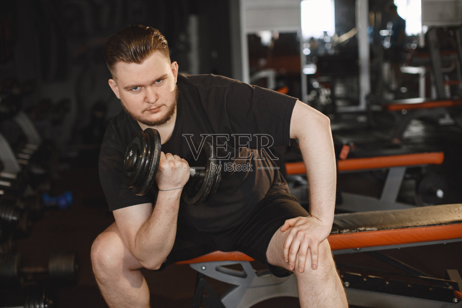 一个英俊的男人正在健身照片摄影图片