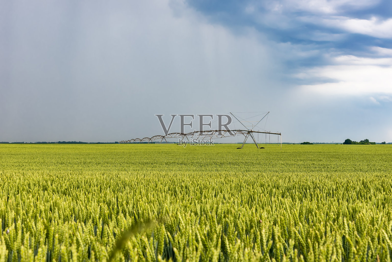 灌溉系统灌溉农田。在干旱的农村进行农田灌溉照片摄影图片