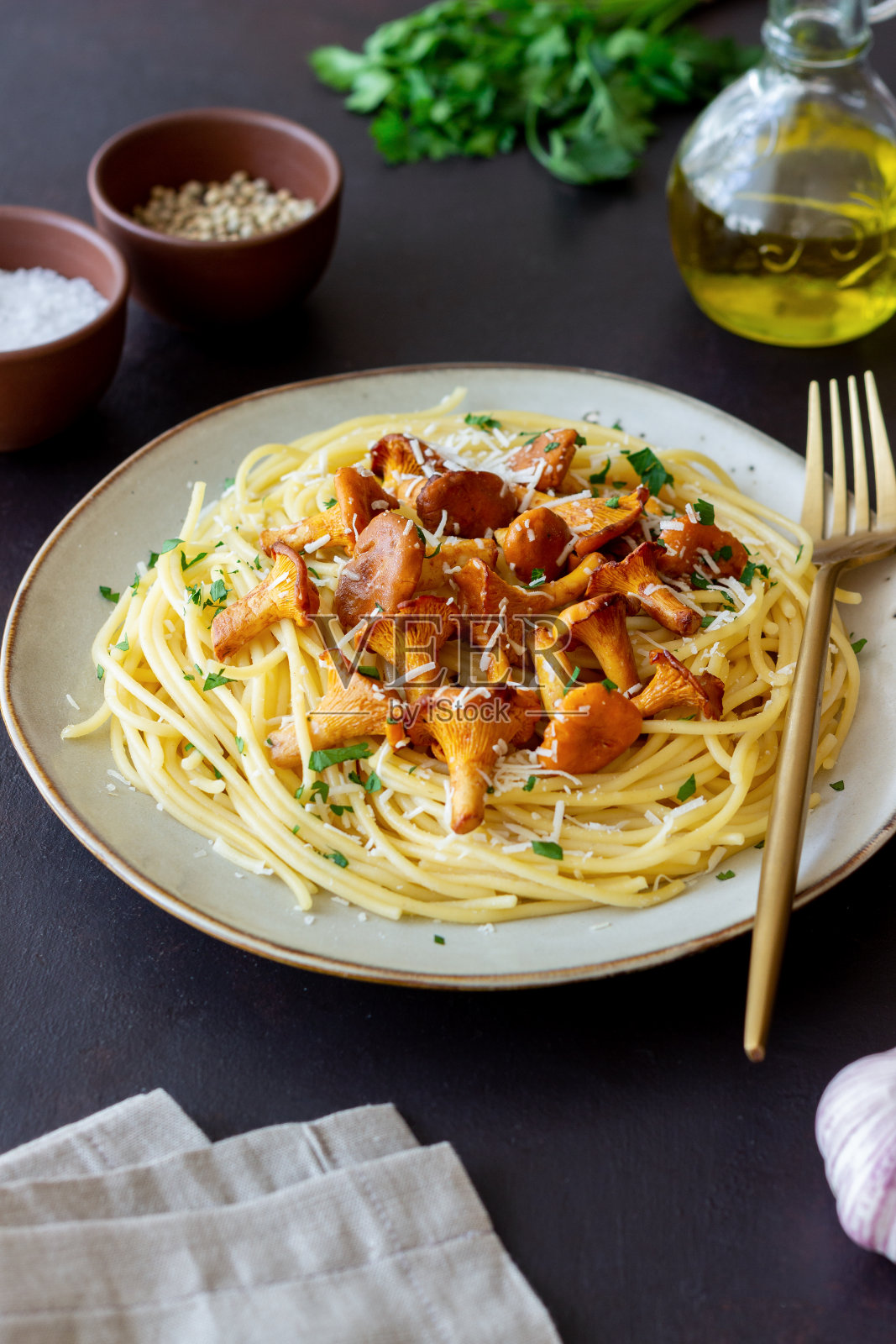 意大利通心粉配蘑菇鸡油菌和帕尔马干酪。健康饮食。素食。意大利菜。照片摄影图片