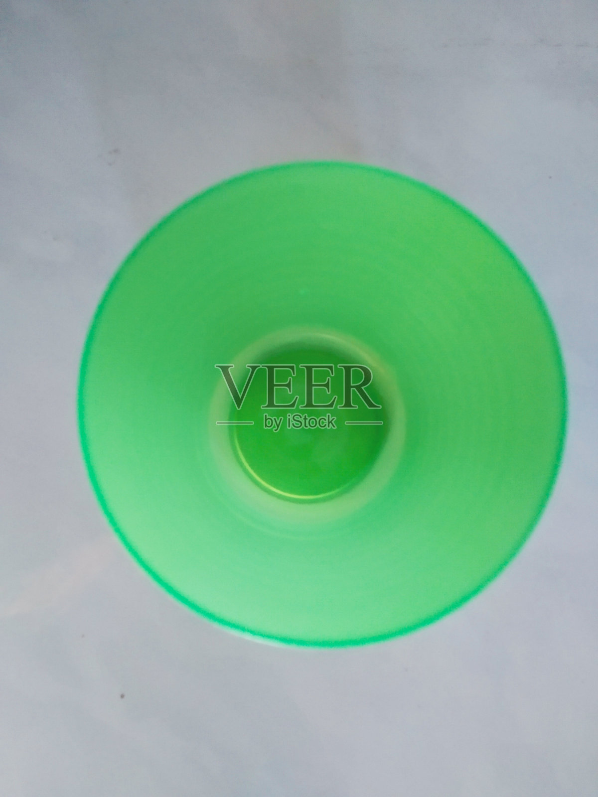 绿色的杯子在地板上照片摄影图片