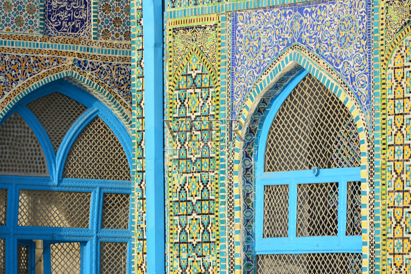 波斯瓷砖(Qashani)和木雕窗户-阿里的神社(Hazrat Ali Mazar)，马扎里沙里夫，巴尔赫省，阿富汗照片摄影图片