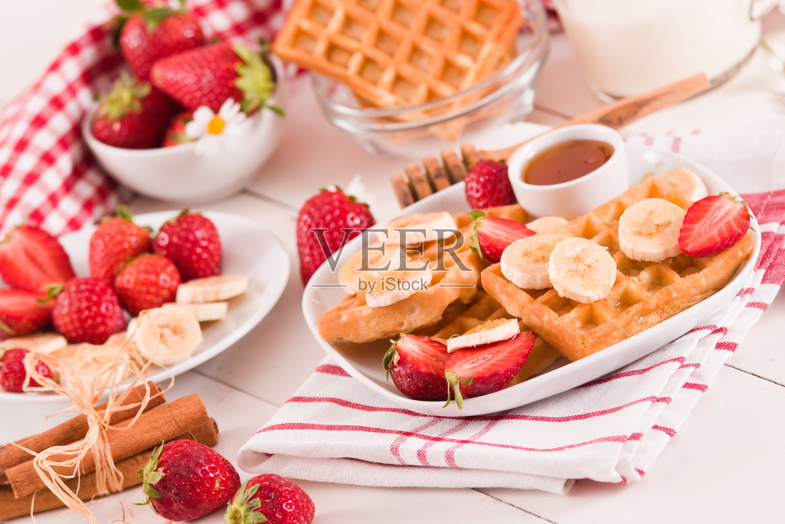 加草莓、香蕉和蜂蜜的华夫饼。照片摄影图片