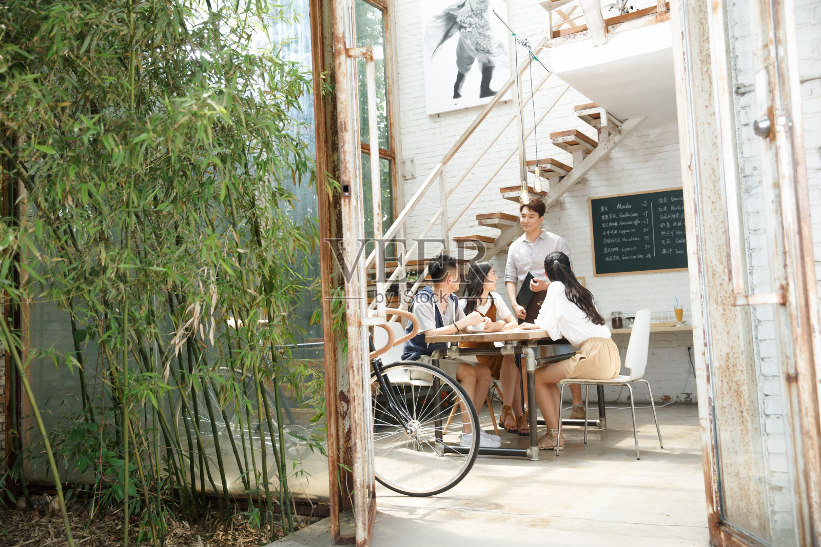 青年人喝咖啡照片摄影图片