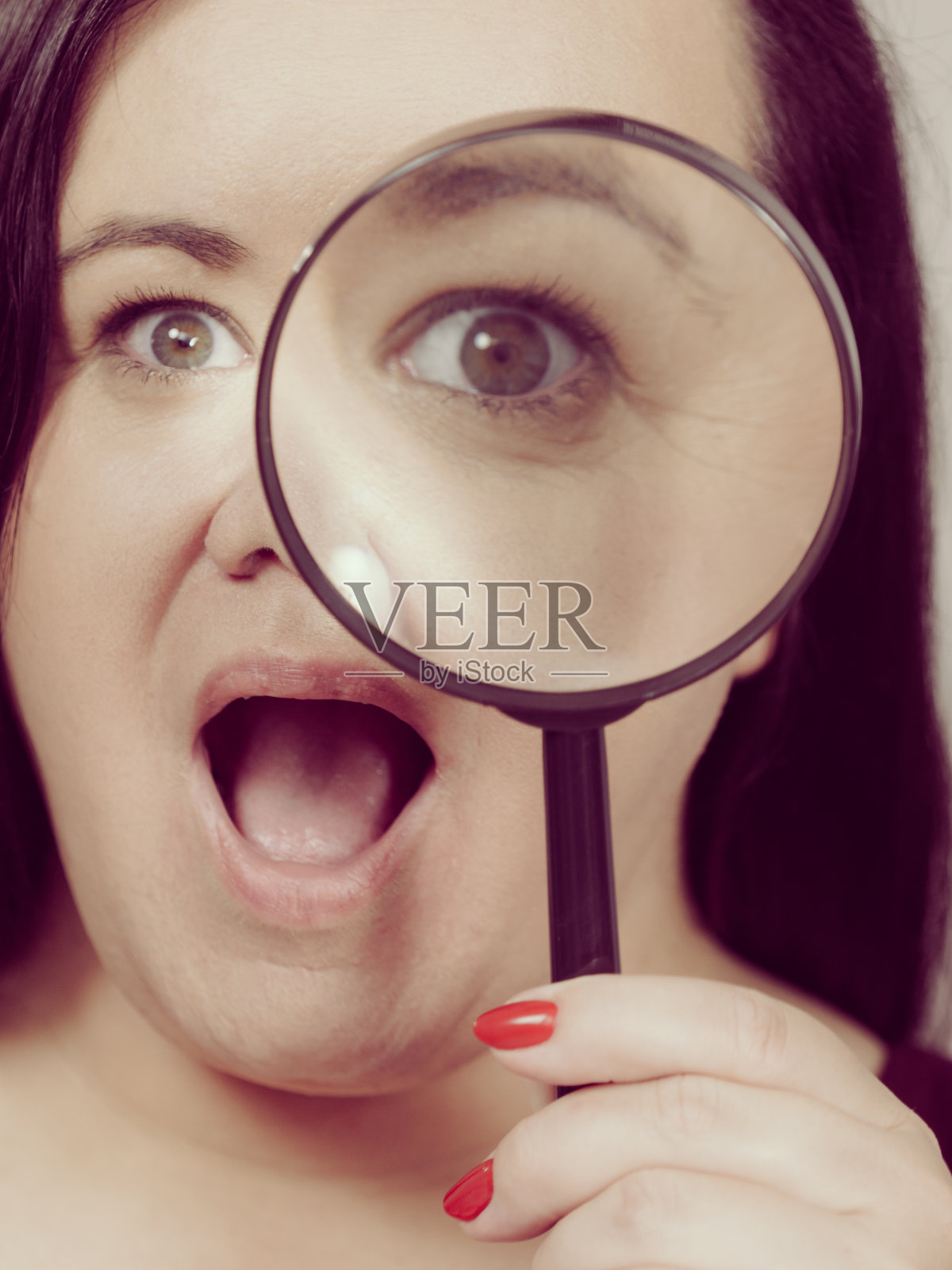 成年女人拿着放大镜照片摄影图片