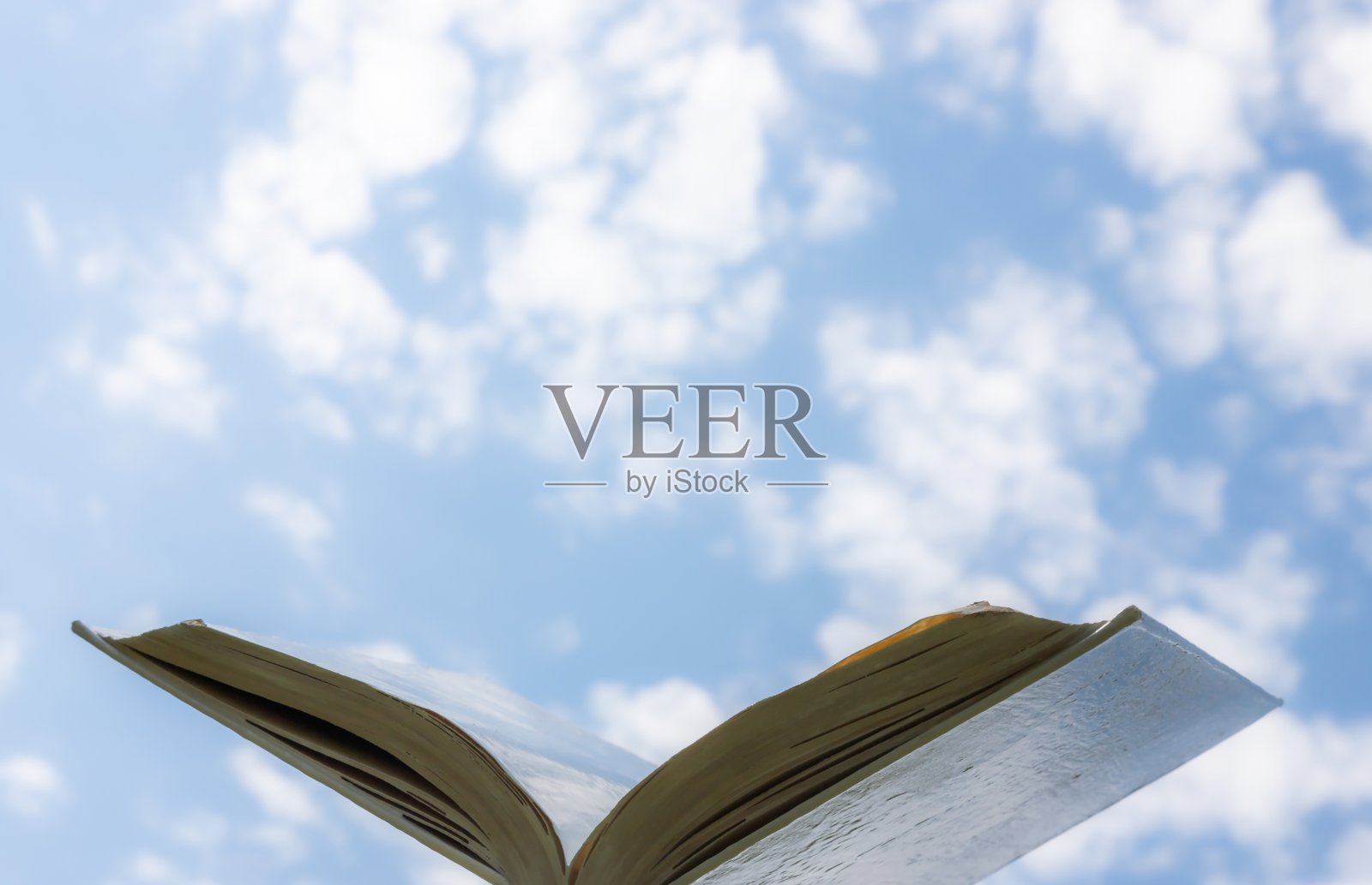 空白白色打开书的天空背景照片摄影图片